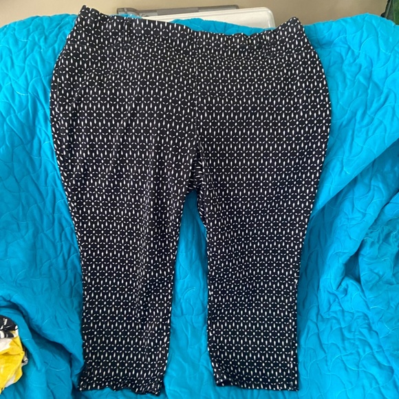 Pants - Plus size 3X Women's capri style pants black with white design